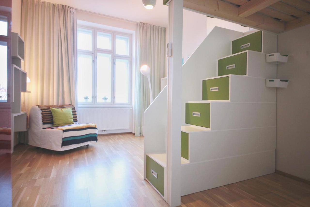 Modern Futuristic Apartment / Zizkov Tv Tower + Metro Station Prague Luaran gambar