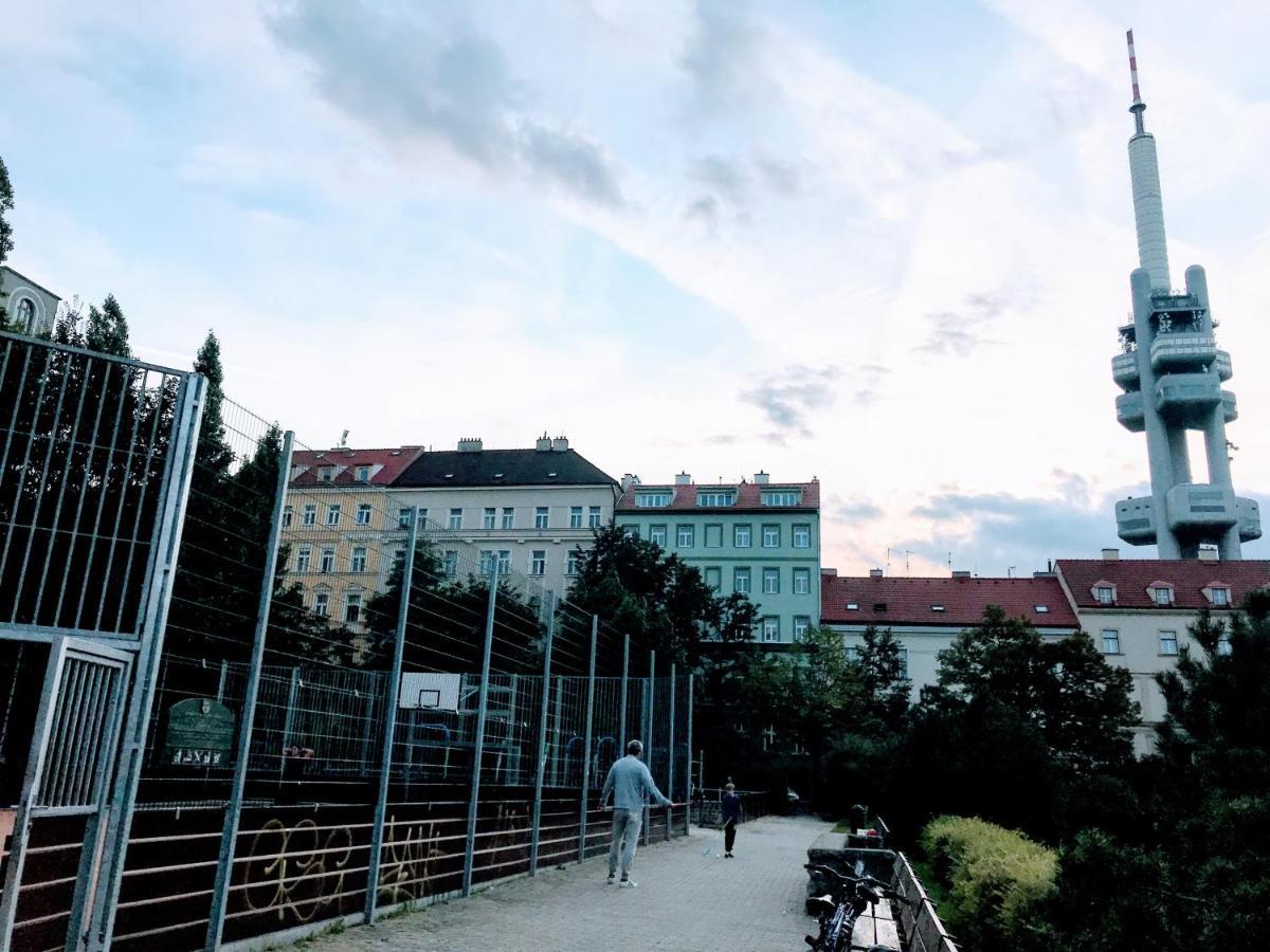 Modern Futuristic Apartment / Zizkov Tv Tower + Metro Station Prague Luaran gambar