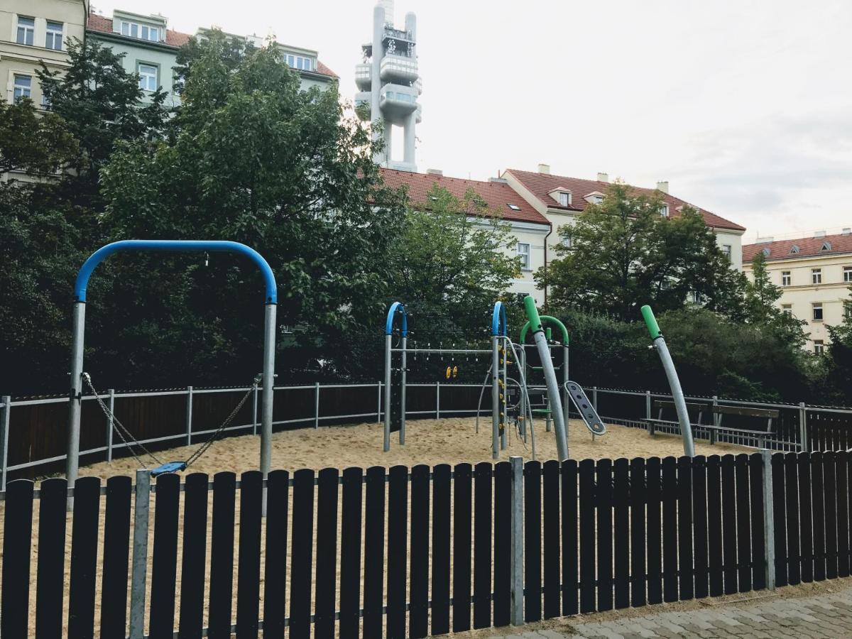 Modern Futuristic Apartment / Zizkov Tv Tower + Metro Station Prague Luaran gambar